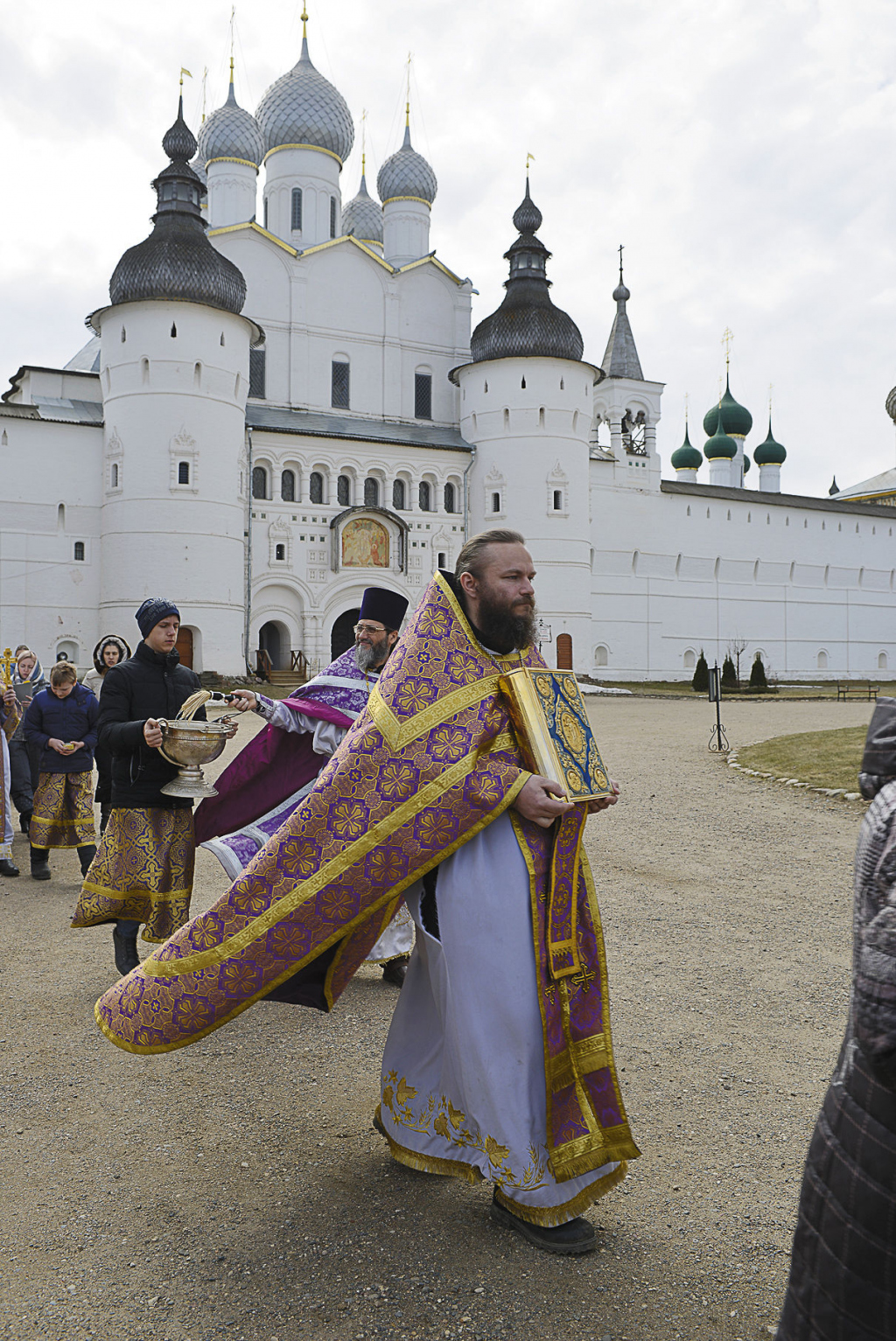 Американский батюшка сбежал от гомосексуалистов в ярославскую глубинку