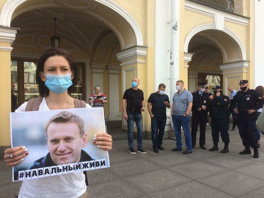 Митинги в связи смертью навального. Митинг за Навального. Митинг свободу Навальному. Плакаты на митинге Навального. Сторонники Навального.