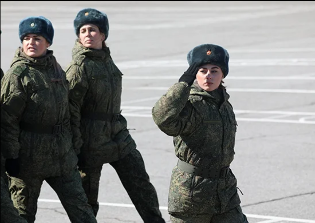 Военнослужащие женщины пособие. Женщины военные в России на параде. Женщины в украинской армии. Женщины военнослужащие плачут. Женщины военнослужащие плачут Россия.