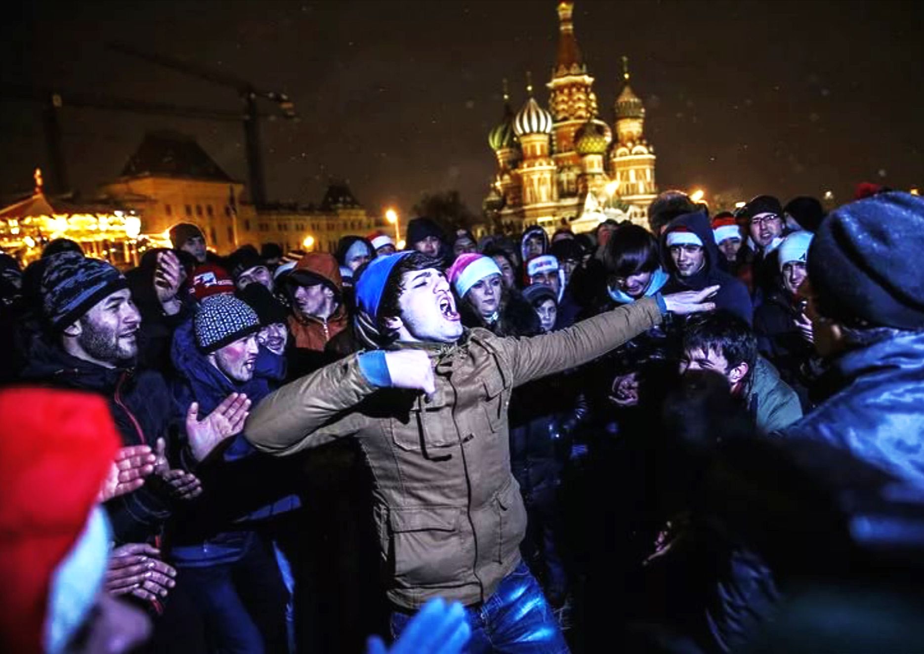 Таджики в москве беспредел сегодня. Красная площадь новый год 2022 мигранты. Красная площадь новый год гастарбайтеры. Красная площадь новый год мигранты. Мигранты на красной площади.