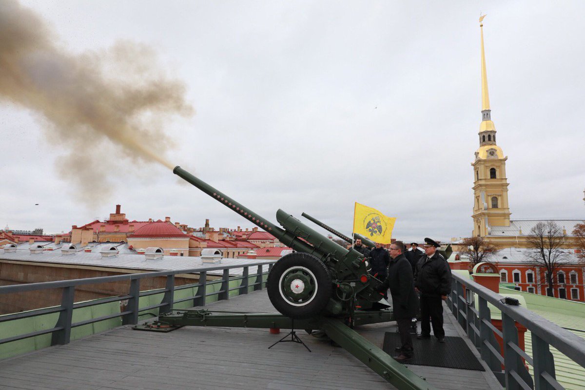 Выстрел сигнальной пушки в санкт петербурге время. Пушка Нарышкина бастиона Петропавловской. Пушки Петропавловской крепости в Санкт-Петербурге. Петропавловская крепость пушечный выстрел. Пушка в Петропавловской крепости в Питере.