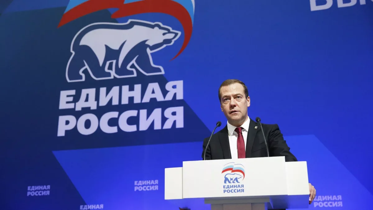 Учителя требуют от "Единой России" и ее председателя Медведева оставить их в покое со своими выборами