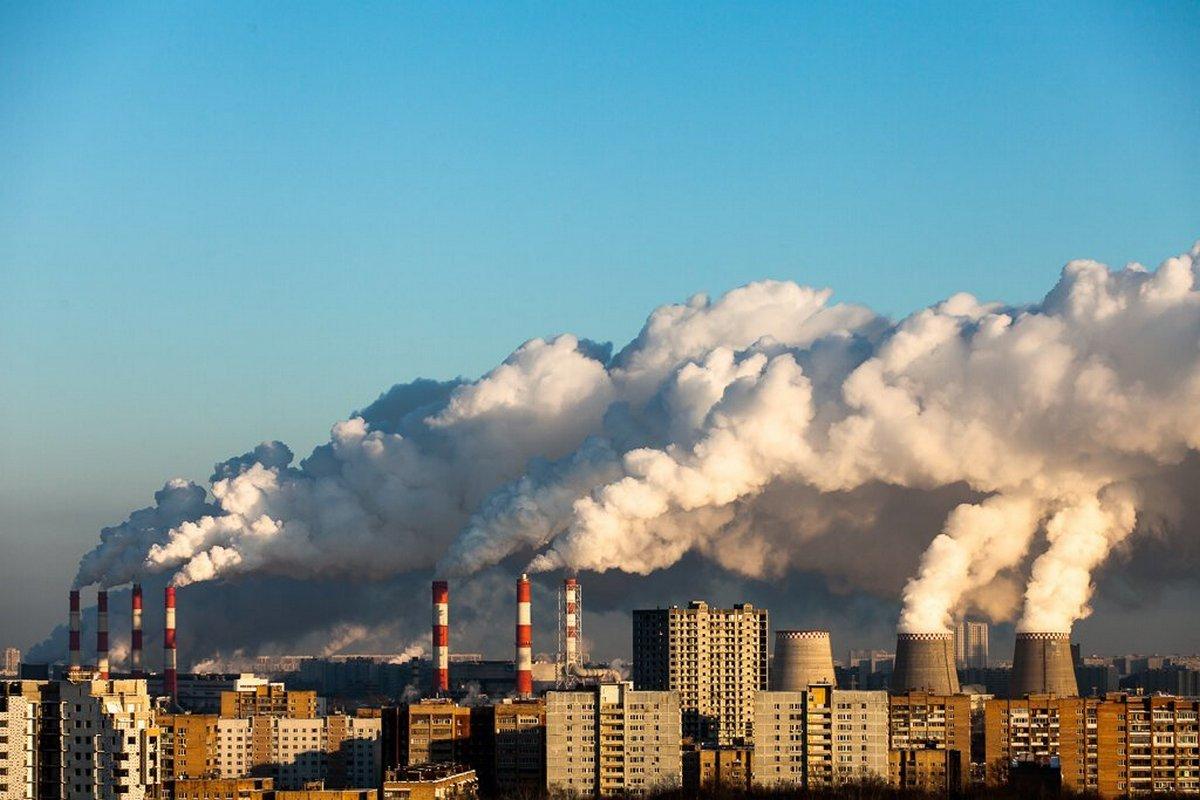 Окружающая среда крупных городов. Загрязнение воздуха в городе. Трубы завода дымят. Заводы загрязняющие атмосферу. Завод с дымом.