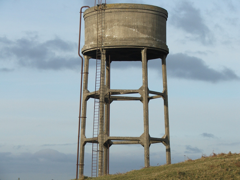 Water tower. Дидим водонапорная башня. Водонапорная башня Владимир Эстетика. Ж/Б водонапорной башни. Старая водонапорная башня США.