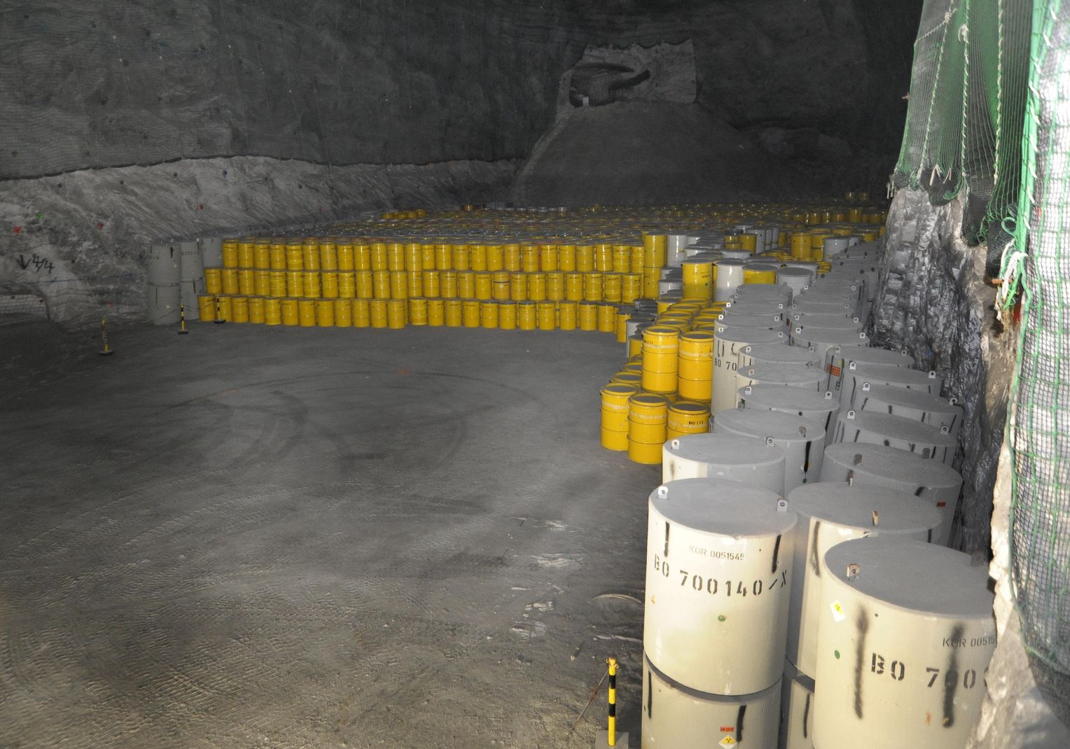 Ядерные отходы. Хранилище ядерных отходов в Сергиево-Посадском районе. Нью Мексико захоронение радиоактивных отходов. США хранилище радиоактивных отходов. США полигоны захоронения радиоактивных отходов.