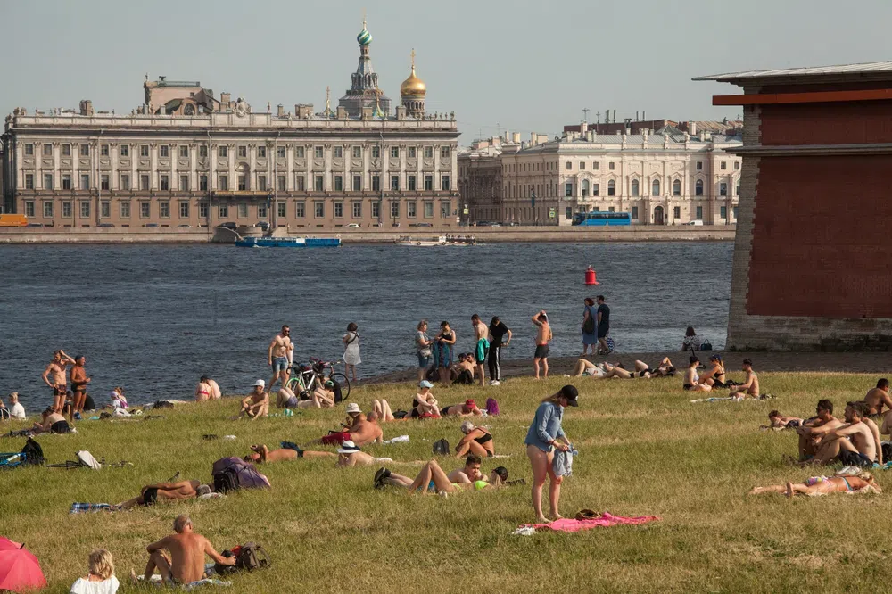 Погода на сентябрь в спб и ленинградской. Аномальная жара в Санкт-Петербурге. Жара в Питере 2022. Жара в Санкт-Петербурге сентябрь 2022.. Жара летом 2021 Санкт-Петербург.