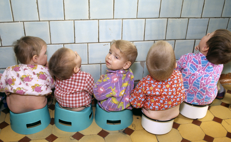 Туалеты дошкольной организации делятся на ответ. Ясли на горшках. На горшке в садике. Дети на горшках в садике. Туалет в детском саду.