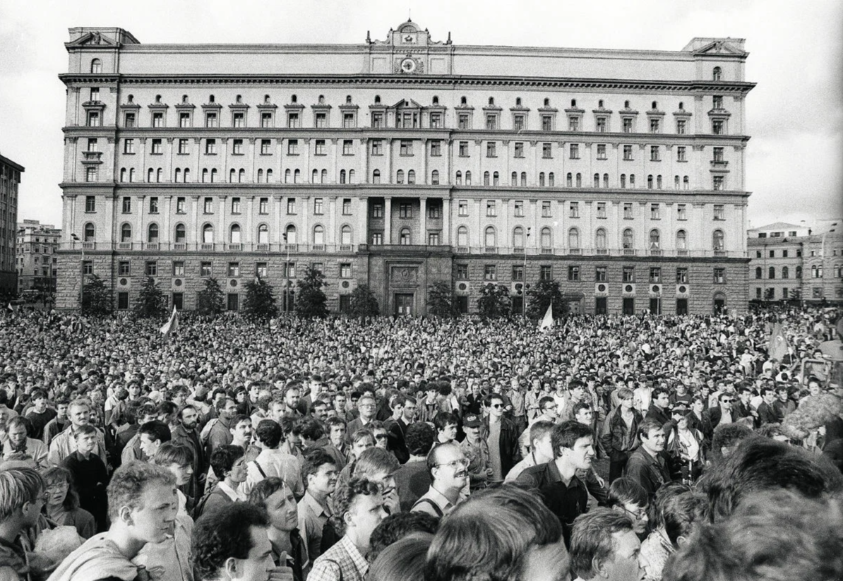 Лубянка история. Белый дом в Москве 1991. Август 1991 Лубянка. Здание КГБ на Лубянской площади Дзержинский. Здание КГБ на Лубянке 1991.