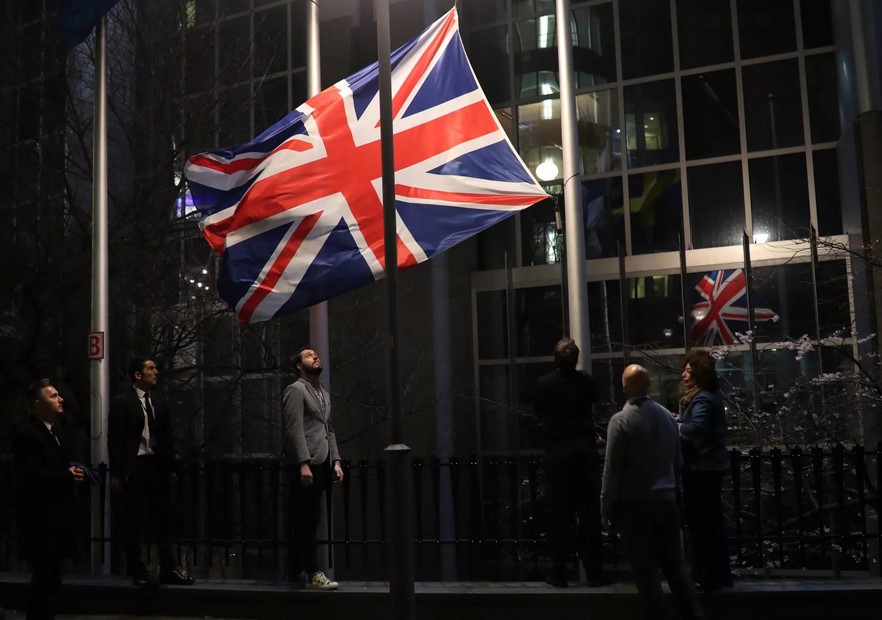 Тег великобритании. Англия vs Великобритания. Ирландия против Англии. Британский парламент флаг. Отношения Великобритании и ЕС.