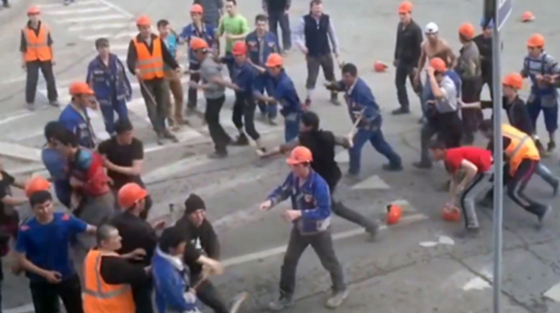 Мигранты в москве видео. Драка гастарбайтеров в Москва Сити. Массовая драка мигрантов в Москве. Драка мигрантов в Питере.