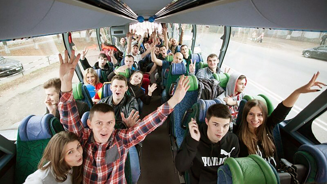 Выезды школьников. Автобус турист. Подростки на экскурсии. Молодежь на экскурсии. Школьные поездки.