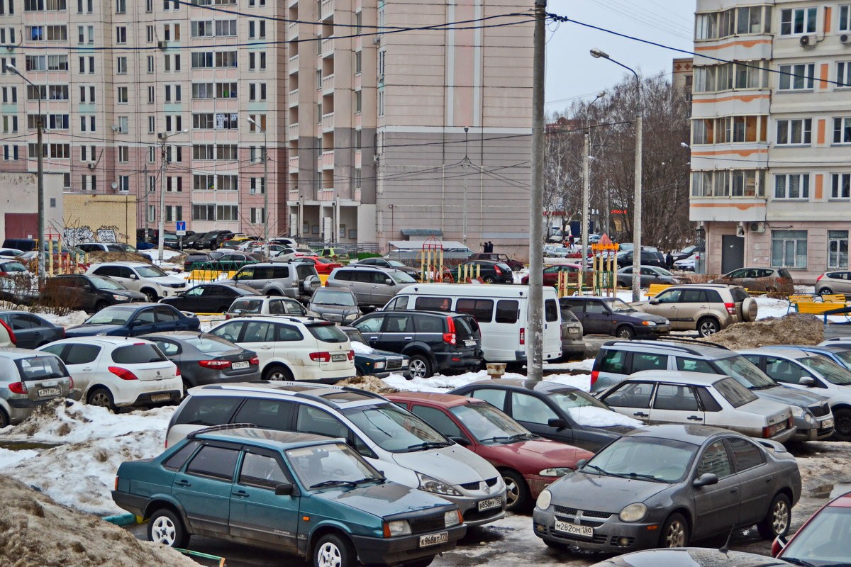 Парковки около. Парковка во дворе. Автостоянки дворовые. Двор заставлен автомобилями. Дворы России автостоянка.