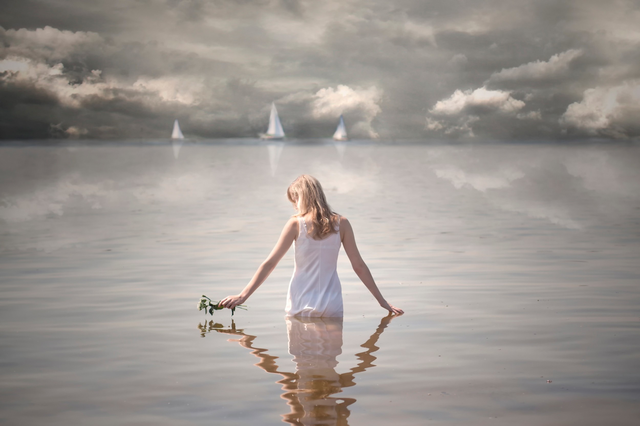 О чем мечтает вода. Девушка стоит в воде. Отражение девушки в воде. Девушка идет по воде. Фотосессия в воде.
