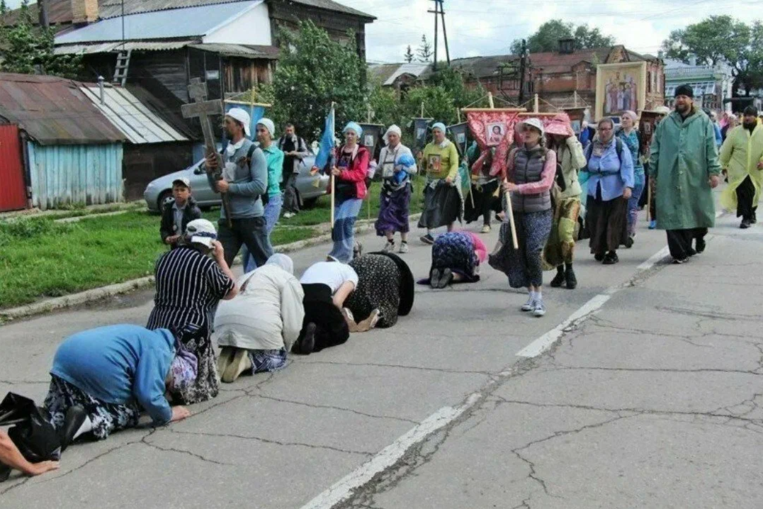 Потеря хода. Ползут на коленях в Церковь. Православные ползут. Люди ползут в Церковь. Люди ползут на коленях в Церковь.