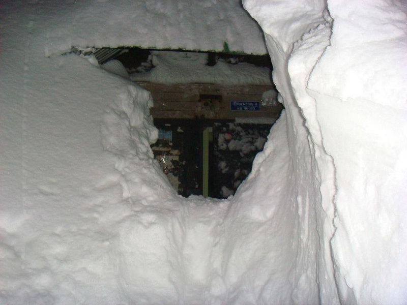 Сугробы на дверь. Петропавловск-Камчатский сугробы. Дом занесло снегом. Петропавловск-Камчатский зимой сугробы. Камчатку замело.