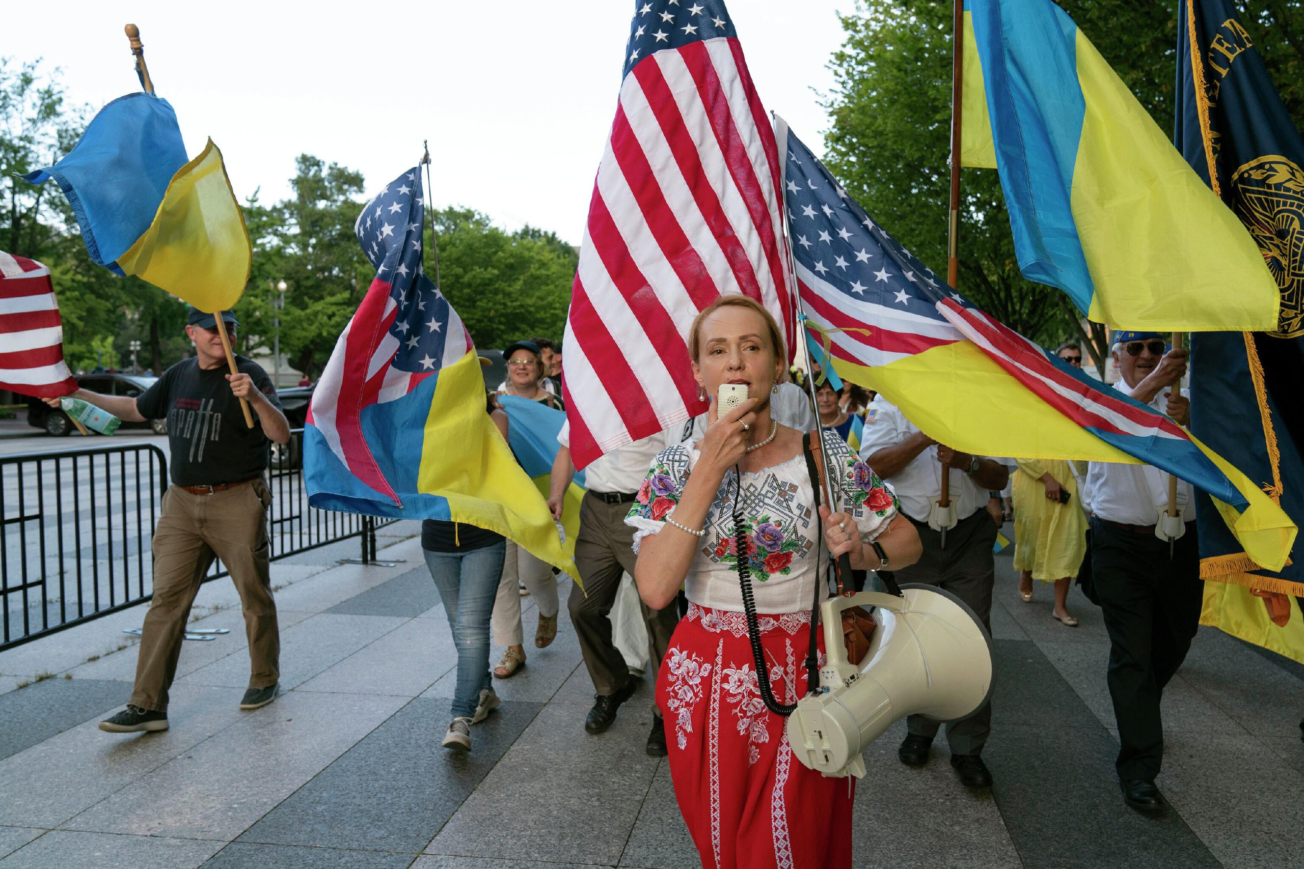 Когда рф победит украину. Жители Западной Украины. США Украина. США Россия Украина. Американцы на Украине.
