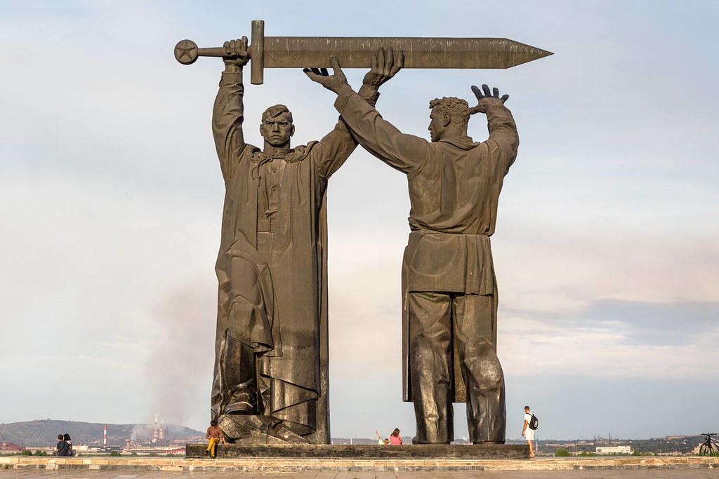 Памятник тылу. Тыл фронту Магнитогорск. Монумент тыл фронту в Магнитогорске. Тыл фронту памятник. Вучетич памятник тыл фронту.