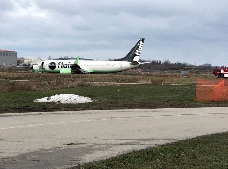 Боинг 737 на взлетной полосе