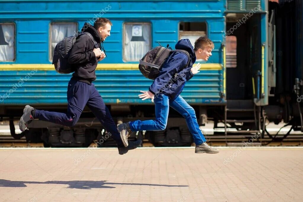 Опоздал на поезд. Человек опаздывает на поезд. Люди на вокзале. Люди с сумками на вокзале.