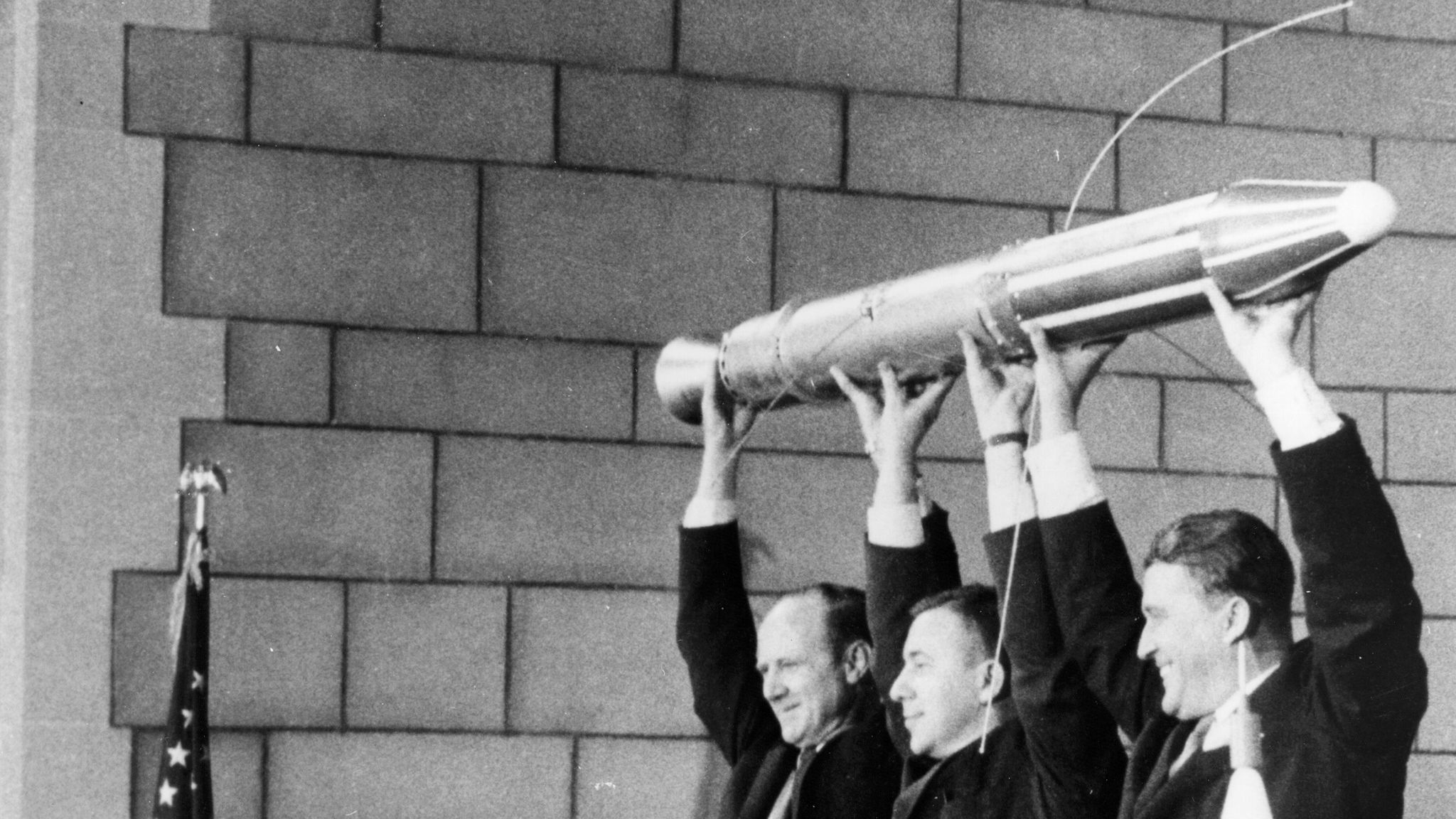 Запусти первое. Explorer 1. Искусственный Спутник 1958 США. Спутник 1 американцев. Запуск первого спутника холодная война.