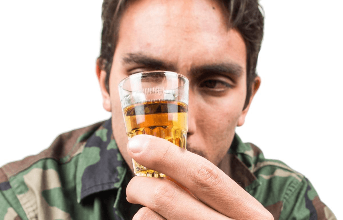 Военнослужащие алкогольное опьянение. Алкоголизм среди военнослужащих. Алкоголь в армии.