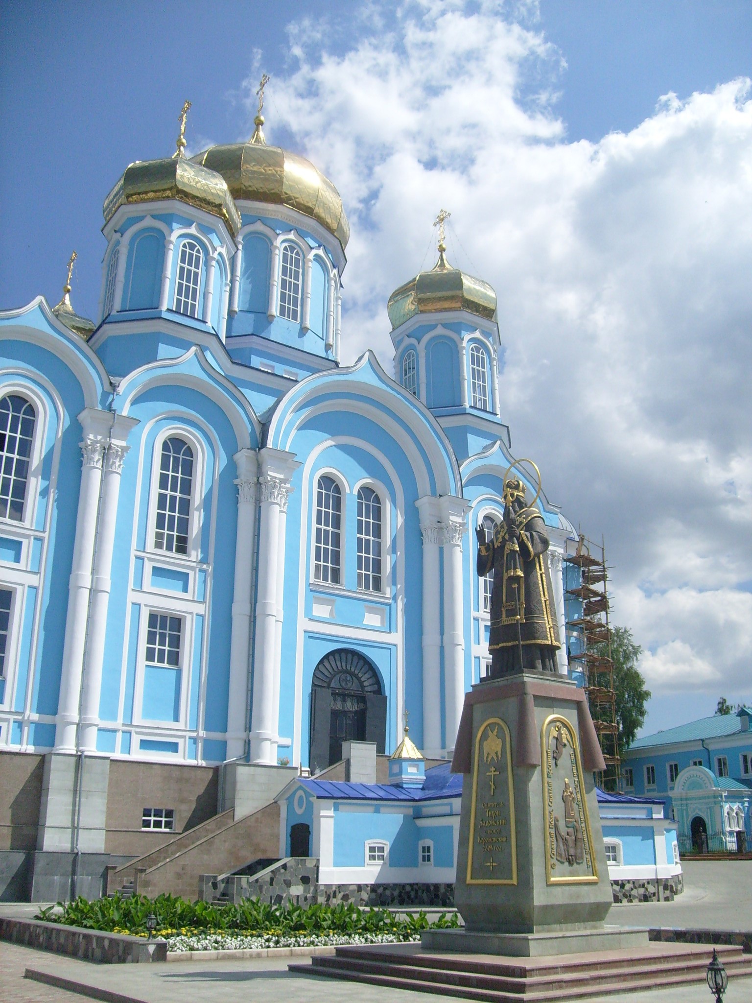 Задонск фото. Рождество-Богородицкий монастырь Белгород. Храм в городе Задонске. Задонский монастырь памятник. Рождество-Богородицкий храм Лебедянь.