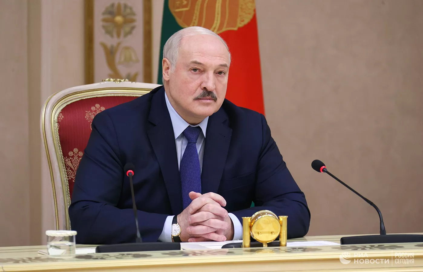 Лукашенко посадил собаку на стол