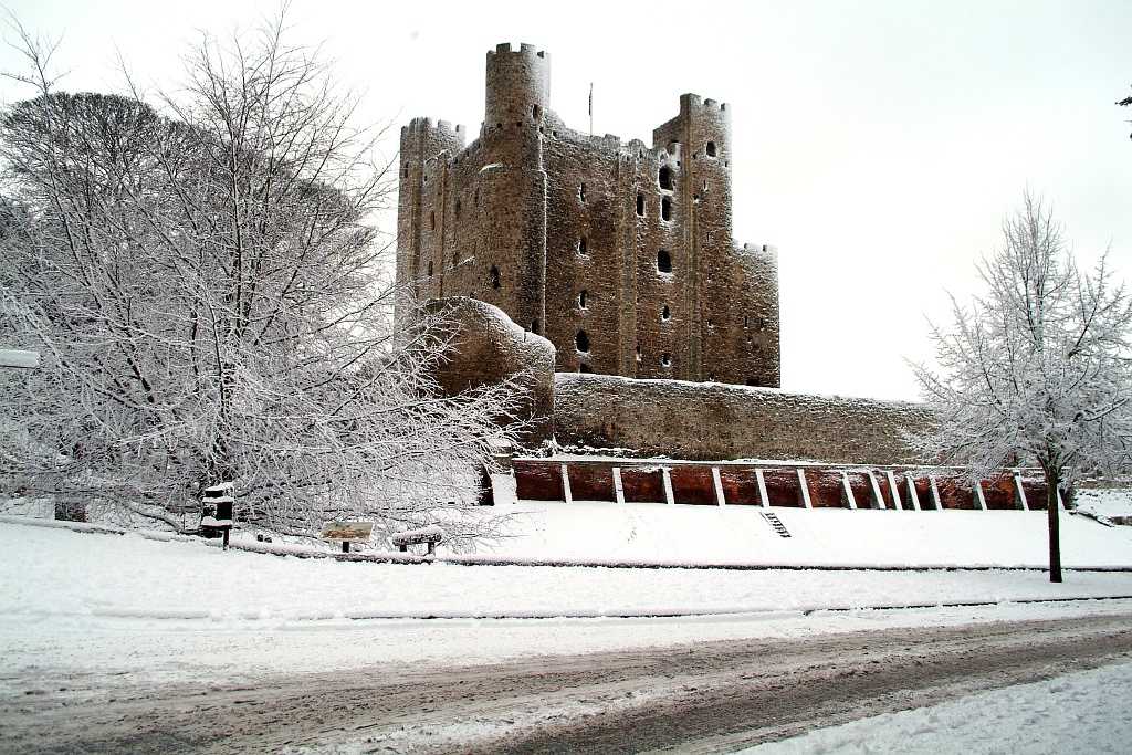 Castle in the snow bentley. Замки Англии зимой. Замок Барановичи зимой. Средневековые замки Калининграда зимой. Шотландия снег замок.