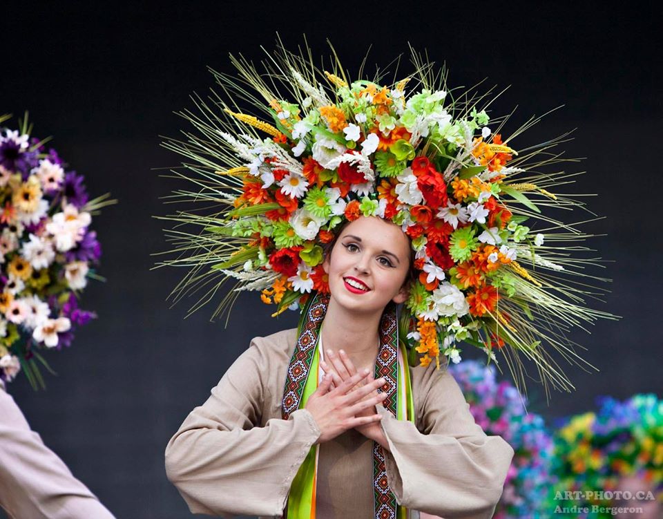 Прически с украинским венком из цветов
