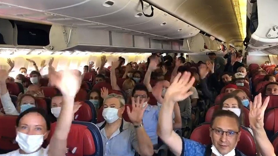 Летают ли сейчас в турцию. Азур Эйр самолеты в Турцию. Боинг 777 Москва Бишкек Аэрофлот. Самолет с пассажиром. Летающий самолет.