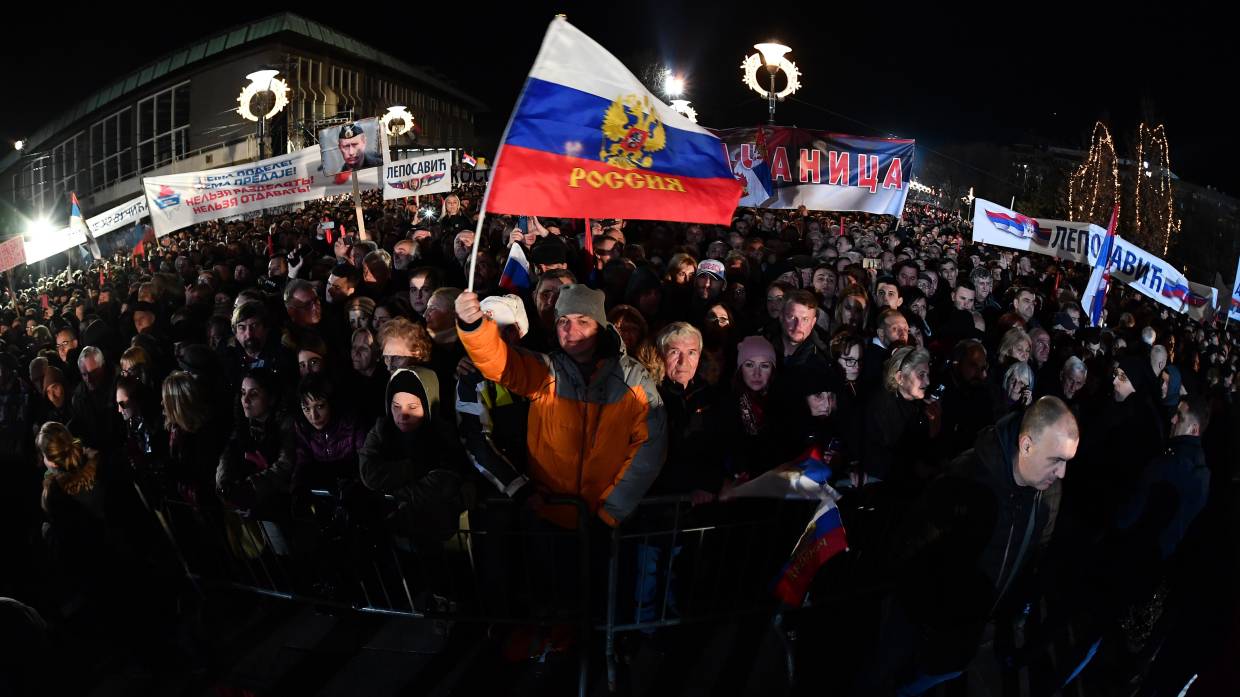 Почему сербы и русские. Русские митинги в Сербии. Протесты в Сербии в поддержку России. Митинг в Сербии в поддержку Украины. Сербия митинг за Россию.
