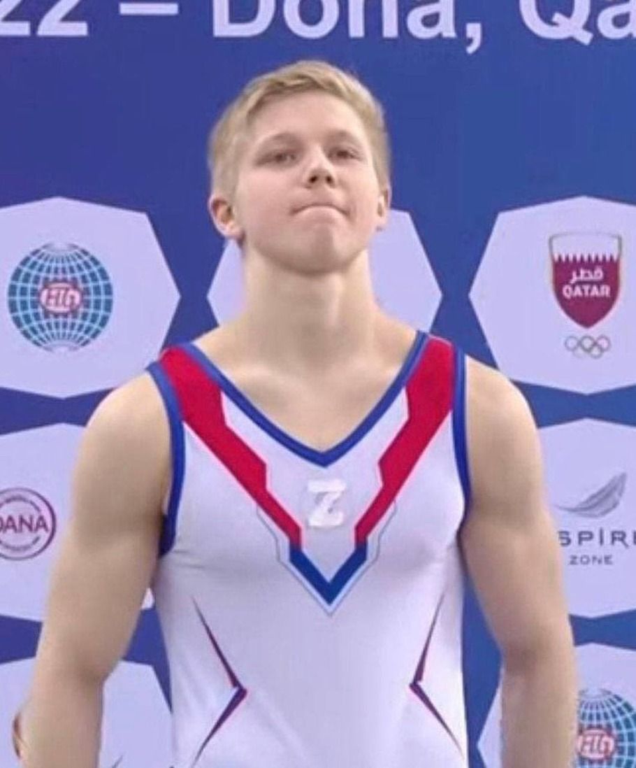Российский гимнаст поднялся на пьедестал с буквой «Z» на груди. Рядом с ним стоял украинец