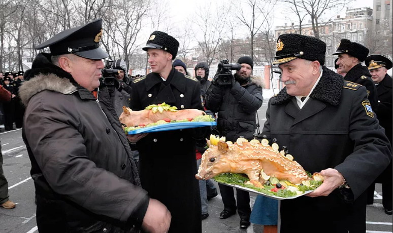 Зачем брали поросенка в лодку. Встреча моряков-подводников. Встреча моряков из похода. Встреча подводников с поросенком. Встречают моряков из дальних походов жареным поросенком.