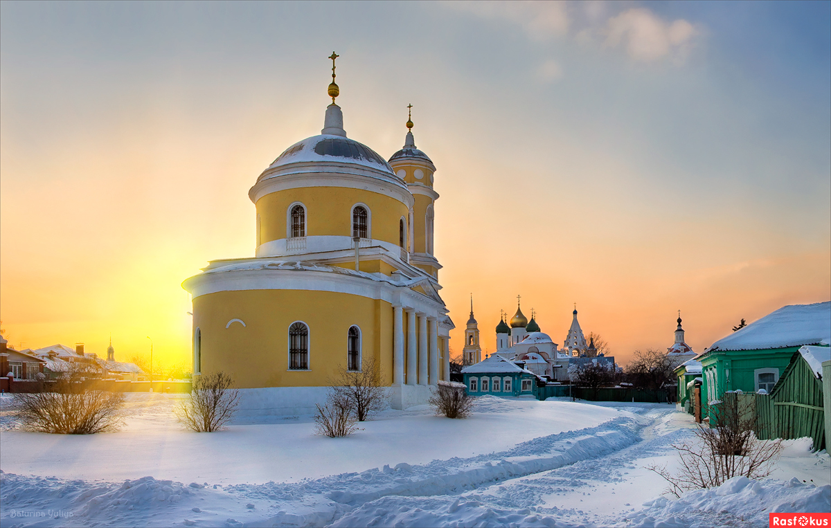 Коломна зимой. Храм Коломна зима. Святотроицкий Храмь город зима. Коломна город зима. Троицкий храм Коломна дорога.