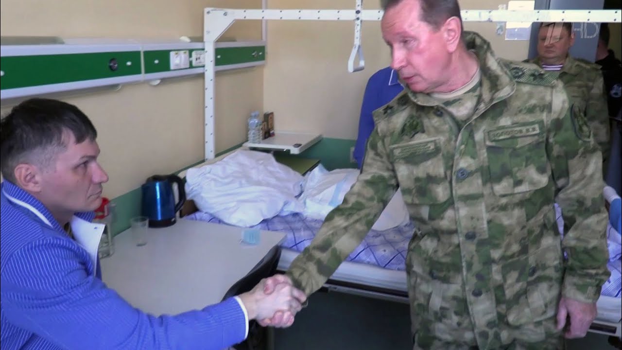 Руководит военной операцией. Спецназ Росгвардии на Украине 2022. Золотов в госпитале награждение.