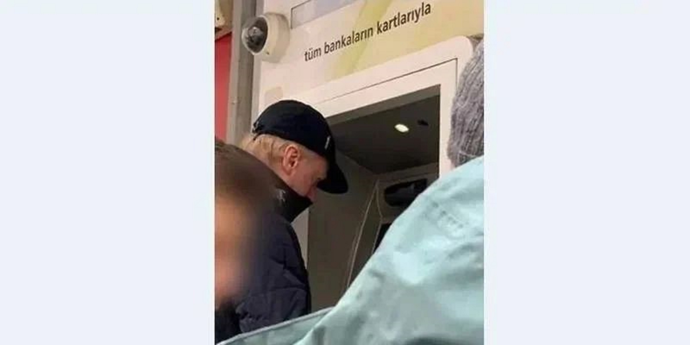 Чубайс у банкомата в Стамбуле
