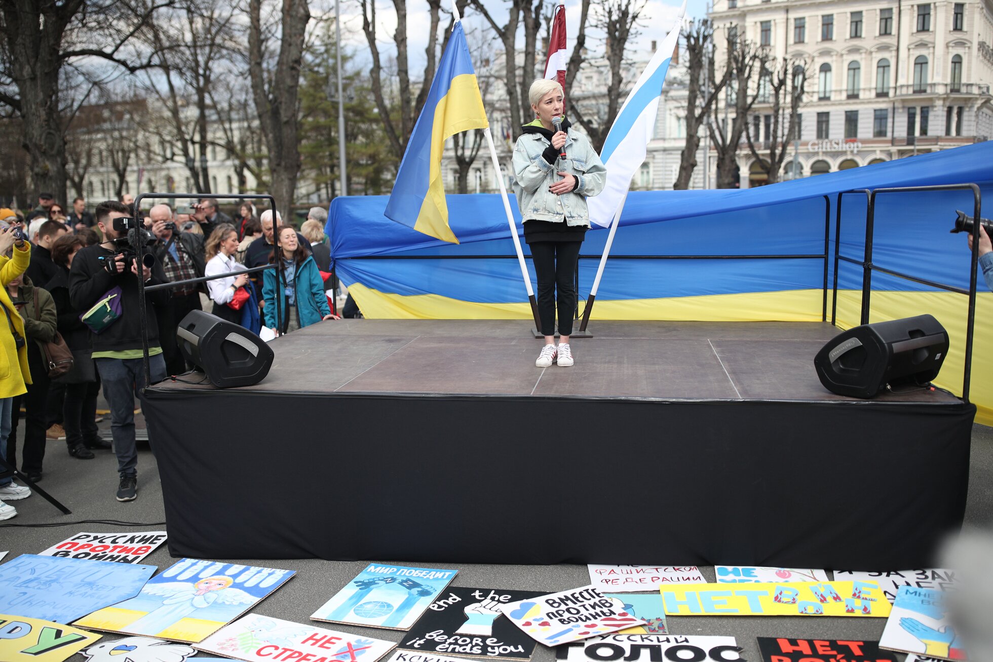 Выступающие против свободы. Демонстрация в России с украинскими флагами. Флаг России на антивоенных протестах.