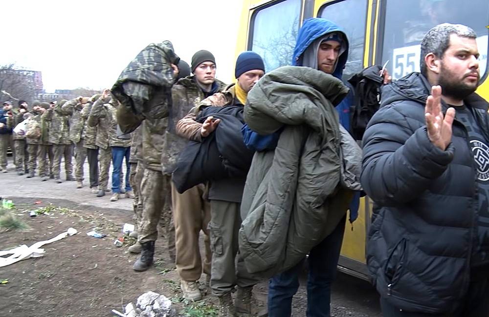Украинцы воюют против украинцев. Пленные солдаты ВСУ В Донецке. Пленные украинские солдаты. Пленные солдаты РФ В Украине.
