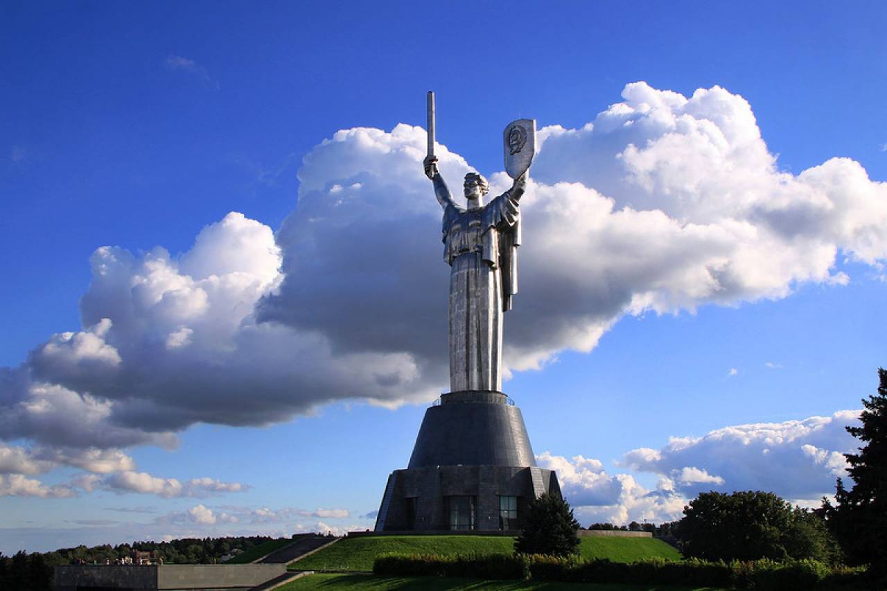 Киев мать. Монумент Родина мать в Киеве. Статуя Родина мать в Киеве. Монумент скульптура Родина мать Киев. Родина мать Киев трезубец.