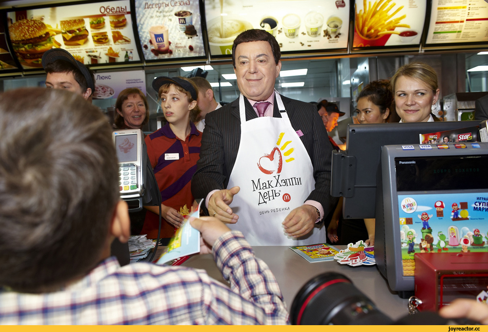 Mcdonald s girl. Знаменитости в Макдональдсе. Макдональдс касса. Макдональдс свободная касса. Макдональдс за кассой.