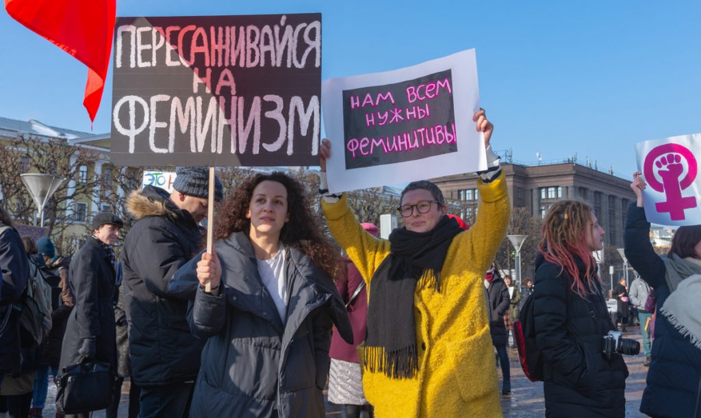 Заехал на митинг феминисток. Митинг феминисток. Феминистские лозунги. Фем митинг. Митинги феминисток в России.