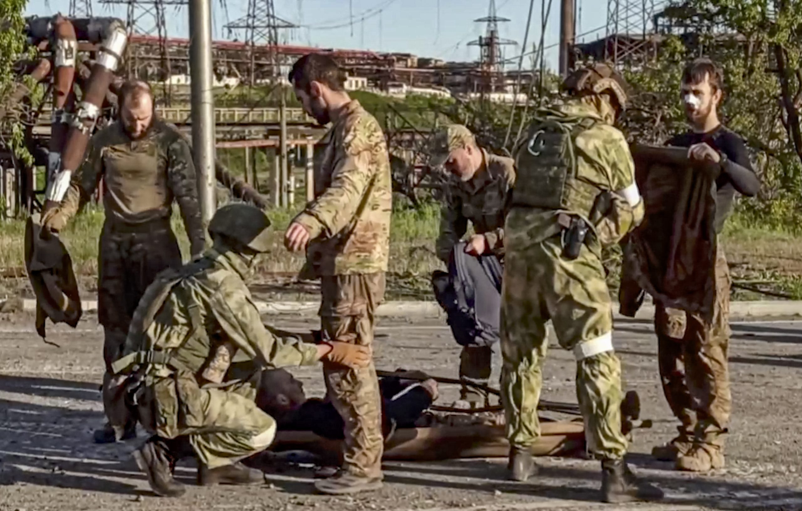 Украинские военнопленные. Бойцы Азова сдаются в плен в Мариуполе. Азовсталь полк Азов. Андрей Руденко военкор.