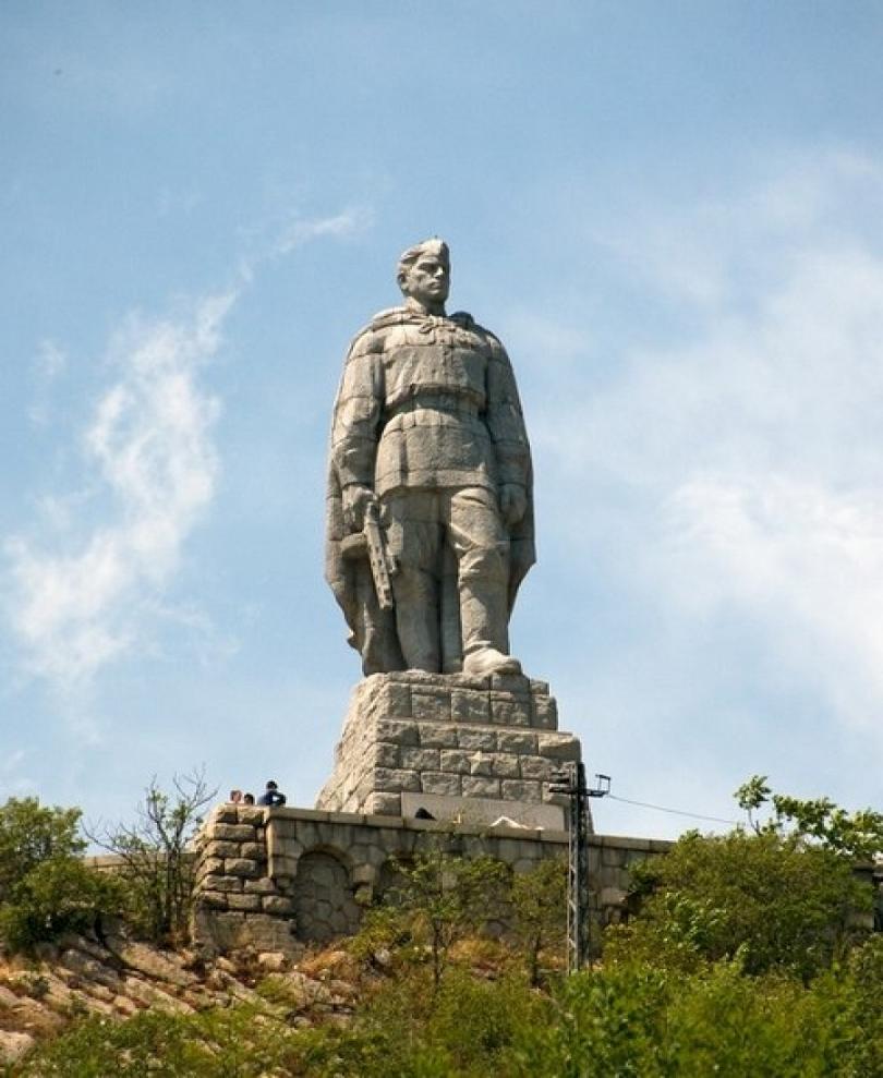 Где памятник солдату алеше. Памятник алёше в Болгарии. Пловдив Болгария памятник Алеше. Памятник в Болгарии русскому солдату Алеше. Памятник воину освободителю в Болгарии Алеша.