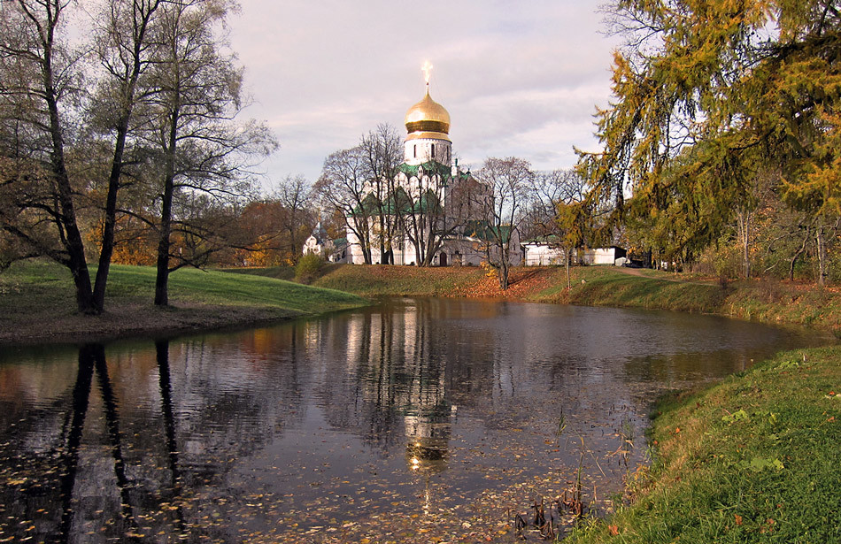 Осень река храм