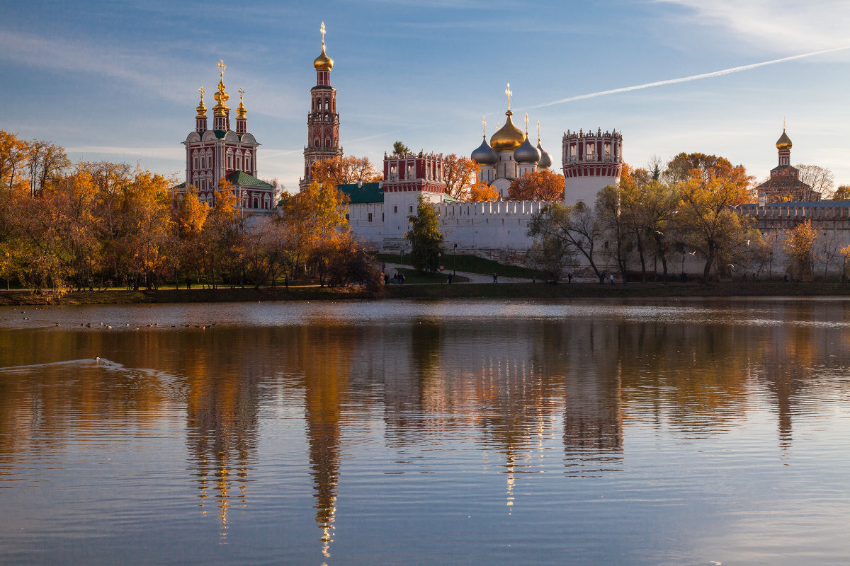 Октябрь в москве фото. Новодевичий монастырь 2020. Новодевичий монастырь -Золотая осен. Новодевичий монастырь мост. Новодевичий монастырь сентябрь.