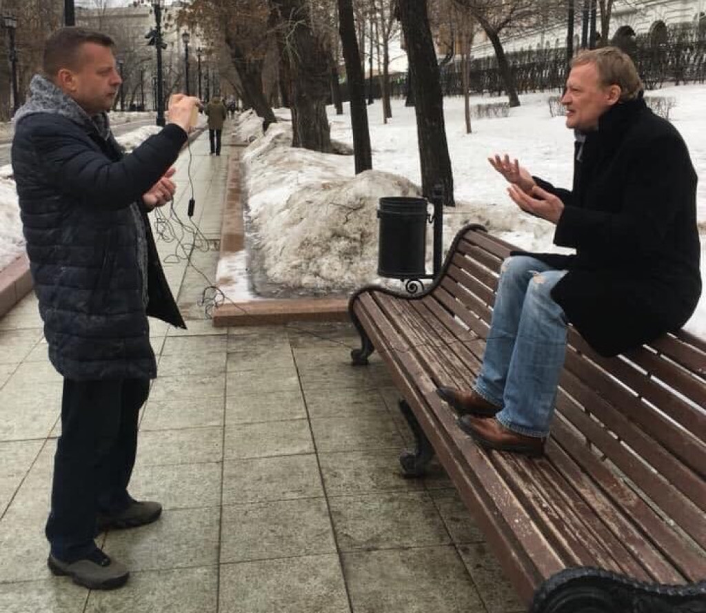 Зачем уехали. Серебряков Алексей с ногами на скамейке. Серебряков и Парфенов. Парфенов Серебряков скамейка. Парфенов Серебряков ноги на скамейке.