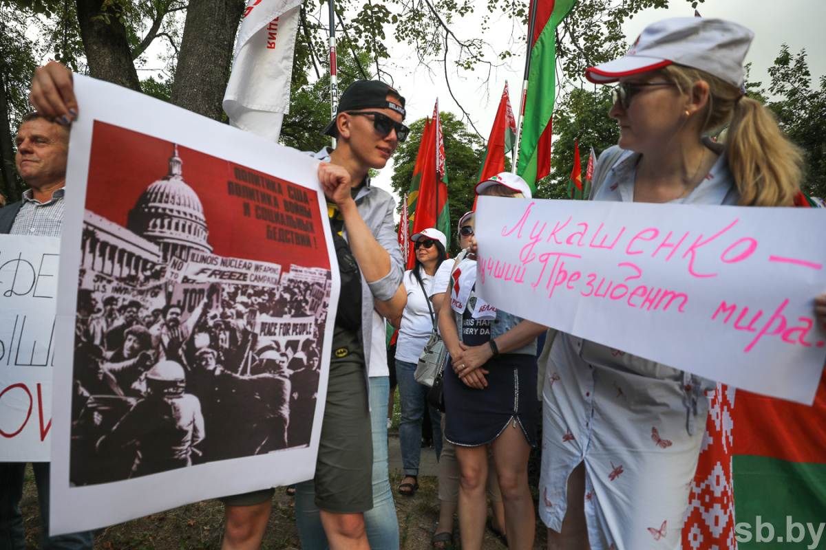 напротив посольства сша вывесили баннер. набиуллина отрицательный рост. посольство сша назвало пушкина иваном. поздравление американского посольства. световая проекция на здание посольство сша в москве-.