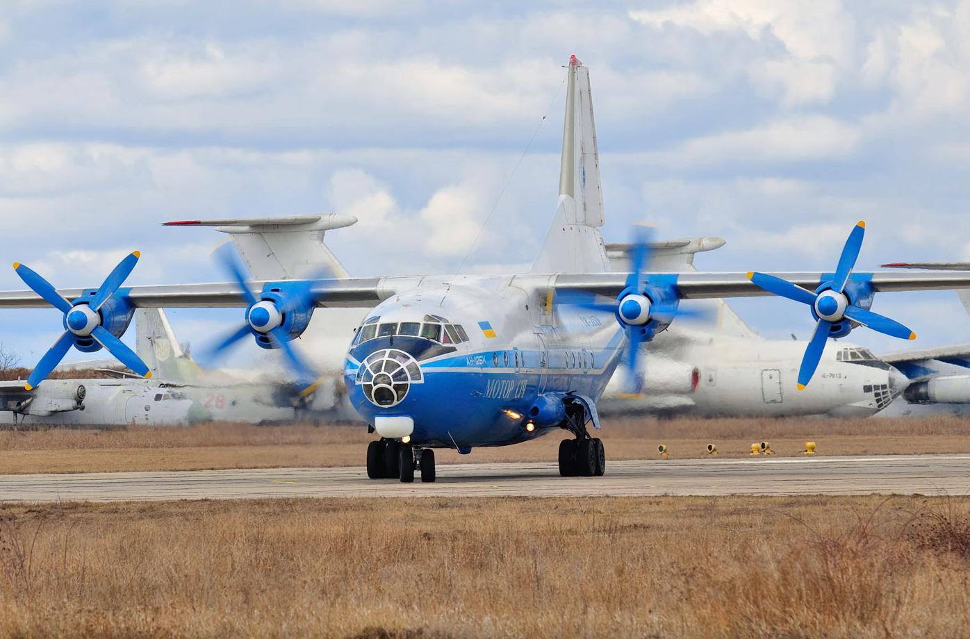 Ан 12 высота. Грузовой военный самолет АН 12. Транспортный турбовинтовой самолет АН-12. Ан22 иан12. АН-12 мотор Сич.