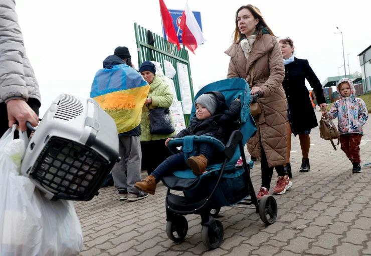 Холопы, за работу! Беженцев из Украины сделают польскими "крепостными"
