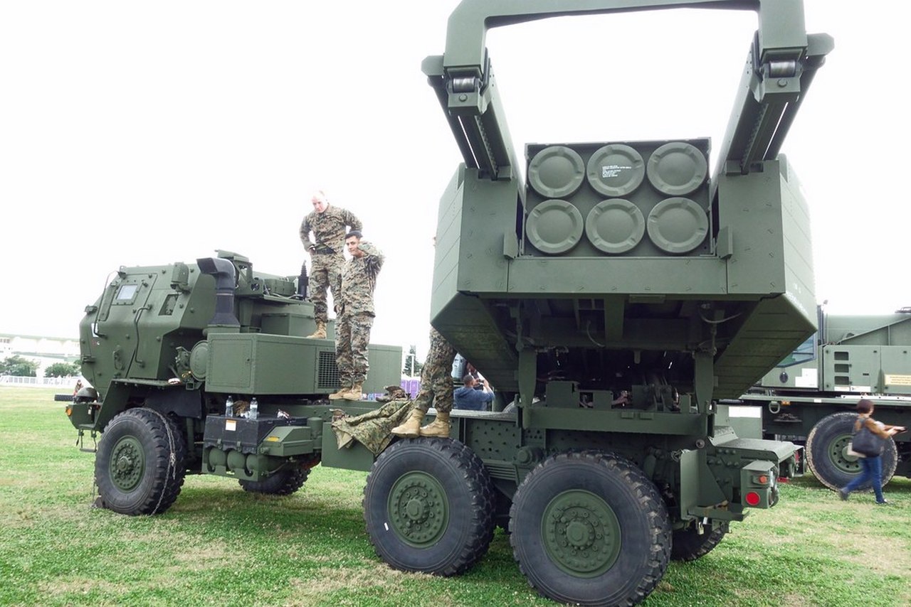 Установка хаймерс. РСЗО m142 HIMARS США. М142 ХИМАРС РСЗО. РСЗО m142. M142 HIMARS реактивные системы залпового огня.